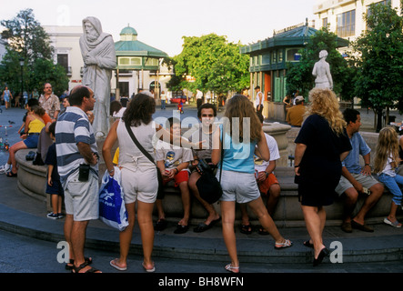 Puerto Ricaner, Puerto Rico, Puerto Rican Familie, Familientreffen, Plaza de Armas, die Altstadt von San Juan, San Juan, Puerto Rico, West Indies Stockfoto