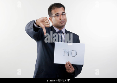 Unternehmer geben Daumen runter Stockfoto