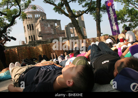 Die atomare () Atombombenkuppel im Friedenspark Hiroshima, Hiroshima, Japan, 6. August 2005. Stockfoto