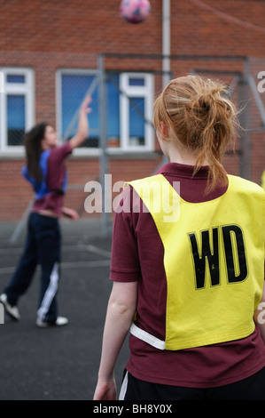 Mädchen im Teenageralter spielen Korbball, Sportunterricht, PE, Sport und Spiel Lektion, Sekundarschule, Wales UK Stockfoto