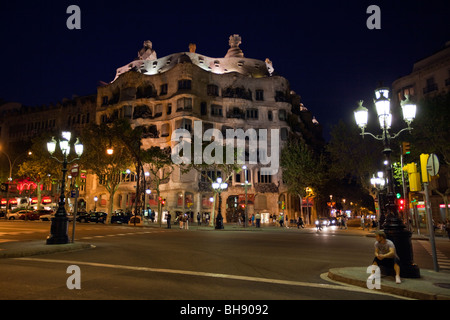 Casa Mila von Architekt Antoni Gaudi bei Nacht, Barcelona, Katalonien, Spanien Stockfoto