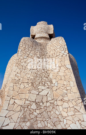 Skulpturen von Architekt Antoni Gaudi auf Casa Mila Dach, Barcelona, Katalonien, Spanien Stockfoto