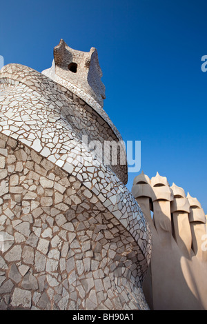 Skulpturen von Architekt Antoni Gaudi auf Casa Mila Dach, Barcelona, Katalonien, Spanien Stockfoto