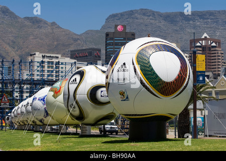 Nachbau des Jabulani und vorherigen WM Spielbälle auf dem Display in Cape Town, South Africa Stockfoto