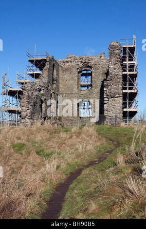 Die Ruinen des Clun Castle in Shropshire umgeben von Gerüsten Stockfoto