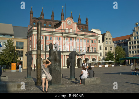 Statuen und Rathaus am neuen Markt in Rostock in Mecklenburg-West Pomerania, Deutschland Stockfoto