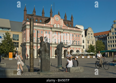 Statuen und Rathaus am neuen Markt in Rostock in Mecklenburg-West Pomerania, Deutschland Stockfoto