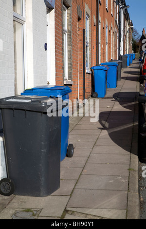 Müll und recycling Abfalleimer auf Bürgersteig vor terrassierten Gehäuse Stockfoto