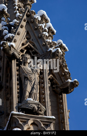 Wasserspeier und Statuen bedeckt mit Schnee auf Str. Marys Kirche, The University of Oxford Stockfoto