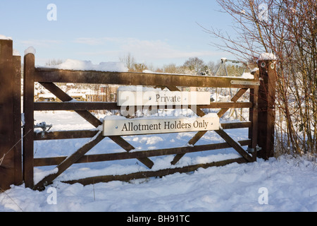 5 bar Tor zum Kleingärten im Schnee Stockfoto