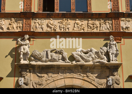 Hochreliefe über dem Eingang zum Schloss Fürstenhof in Wismar in Mecklenburg-Vorpommern, Deutschland Stockfoto