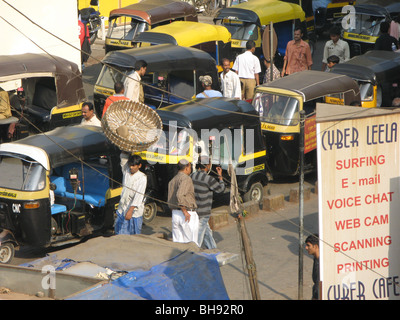Indien stark umweltschädliche Auto-Rikschas in einer Straße von Mumbai Foto © Julio Etchart Stockfoto