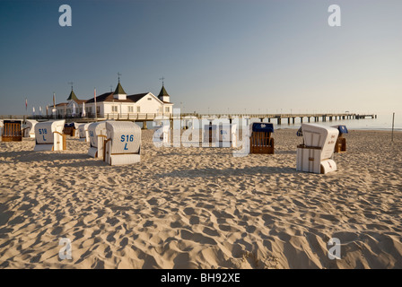 Korbsessel Strand und Seebrücke Seebrücke in Ahlbeck auf der Insel Usedom in Mecklenburg-West Pomerania, Deutschland Stockfoto