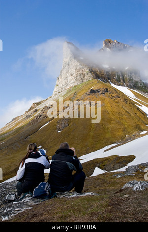 Touristen genießen Natur von Spitzbergen, Alkhornet, Fjord Trygghamna, Svalbard-Archipel, Norwegen Stockfoto