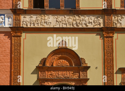 Low-Reliefs am Fürstenhof Schloss in Wismar in Mecklenburg-West Pomerania, Deutschland Stockfoto