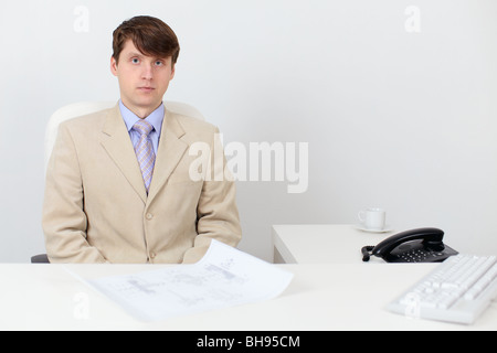 Ein ernster Mann im Anzug bei der Arbeit im Büro Stockfoto