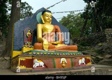 Goldene Buddha-Statue in der Nähe von Swayambunath stupa Stockfoto