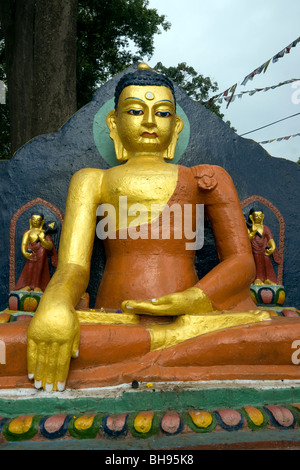 Goldene Buddha-Statue in der Nähe von Swayambunath stupa Stockfoto