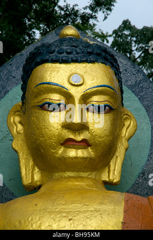 Goldene Statue des Buddha-Kopf in der Nähe von Swayambunath stupa Stockfoto