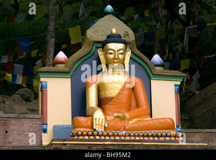 Goldene Buddha-Statue in der Nähe von Swayambunath stupa Stockfoto