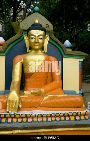 Goldene Buddha-Statue in der Nähe von Swayambunath stupa Stockfoto