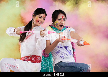 Frauen spielen Holi mit pichkaris Stockfoto