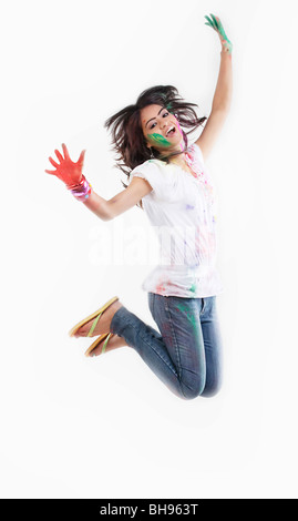 Frau mit farbigen Palmen springen Stockfoto