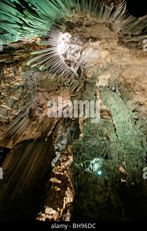 Nach oben an die Decke der St. Michael Höhle in der Nähe der Spitze des kleinen Territoriums Gibraltar, England im Mittelmeer. Stockfoto