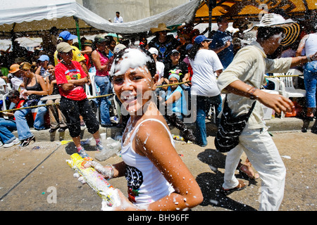 Der Schaum Schlacht während der Karneval von Barranquilla 2006, Kolumbien. Stockfoto