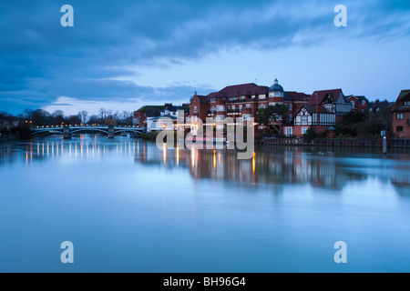 Eton und Eton-Brücke über den Fluss Themse in der Morgendämmerung an einem Wintermorgen, Berkshire, Großbritannien Stockfoto