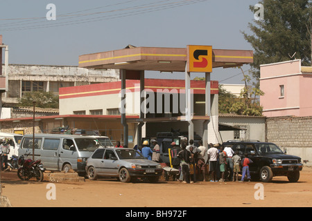 Menschen in die Warteschlange für Benzin an der Tankstelle in Menongue, eine der wichtigsten Städte im südlichen Angola, Afrika. Stockfoto