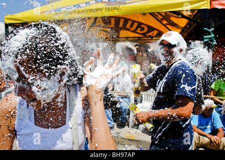 Der Schaum Schlacht während der Karneval von Barranquilla 2006, Kolumbien. Stockfoto