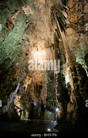 Nach oben an die Decke der St. Michael Höhle in der Nähe der Spitze des kleinen Territoriums Gibraltar, England im Mittelmeer. Stockfoto