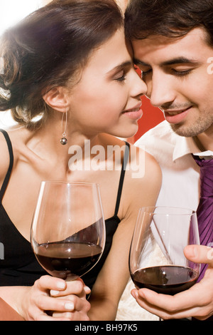 glückliches Paar Rotwein trinken Stockfoto