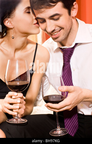 glückliches Paar Rotwein trinken Stockfoto