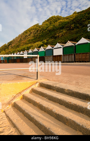 Blick auf die Strandpromenade und bemalte hölzerne Strandhütten in Bournemouth in Dorset im Südwesten England UK Stockfoto