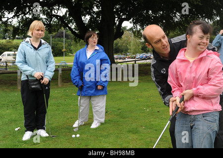 Zwei Frauen mit Lernschwierigkeiten zu spielen, Pitch und Putt, North Yorkshire Stockfoto