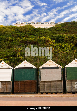 Blick auf die Strandpromenade und bemalte hölzerne Strandhütten in Bournemouth in Dorset im Südwesten England UK Stockfoto