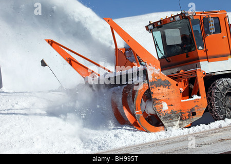 Schneefräse Bergstraße Schnee entfernen. Großes Fahrzeug mit drehenden  Messer wirft Eis und Schnee von der Straße Stockfotografie - Alamy