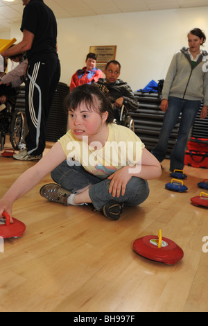 Eine Gruppe mit einer geistigen Behinderung spielen eine Form des "New Age Curling" North Yorkshire Stockfoto