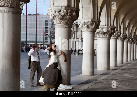 Fotografische Sitzung eine fremde Braut und Bräutigam heiraten in Venedig, Italien Stockfoto