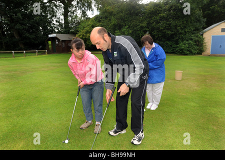 Zwei Frauen mit Lernschwierigkeiten zu spielen, Pitch und Putt, North Yorkshire Stockfoto