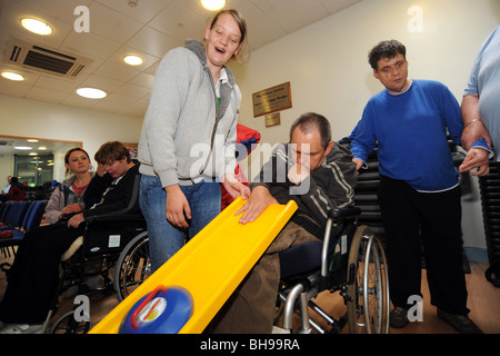 Eine Gruppe mit einer geistigen Behinderung spielen eine Form des "New Age Curling" North Yorkshire Stockfoto