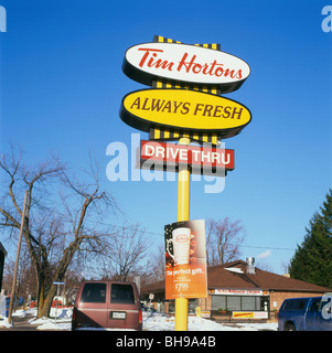 Tim Hortons zeichen Drive-thru/Donut shop shop Franchise in Ridgeway Ontario Kanada KATHY DEWITT Stockfoto