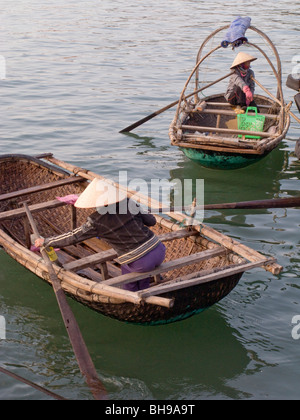 VIETNAM. Frauen aus Angeln IN HALONG BAY Foto © Julio Etchart KOOPERATIVES arbeiten Stockfoto