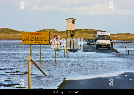 Flut auf Lindisfarne Kreuzung mit 2 Fahrzeugen stecken Stockfoto