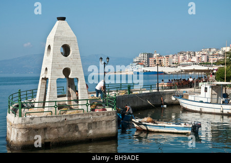 Der innere Hafen von Saranda in Südalbanien Angeln. Stockfoto