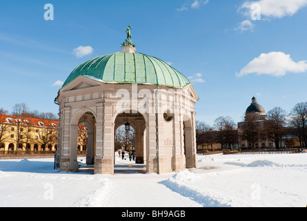 Denkmal zur Göttin Diana, im Schnee bedeckt Hofgarten in München Stockfoto