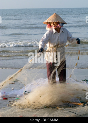 VIETNAM FRAUEN AUS CO-OPERATIVE CASTING FISCHERNETZ IM MEER IN DER NÄHE VON MUI NE Stockfoto