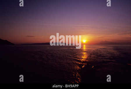 Sonnenuntergang über dem Meer Flores, im Komodo National Park. Entnommen aus dem Liveaboard, Sampi Jumpa Lagi. Stockfoto